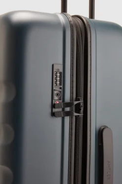 Icon Stripe 66cm Suitcase