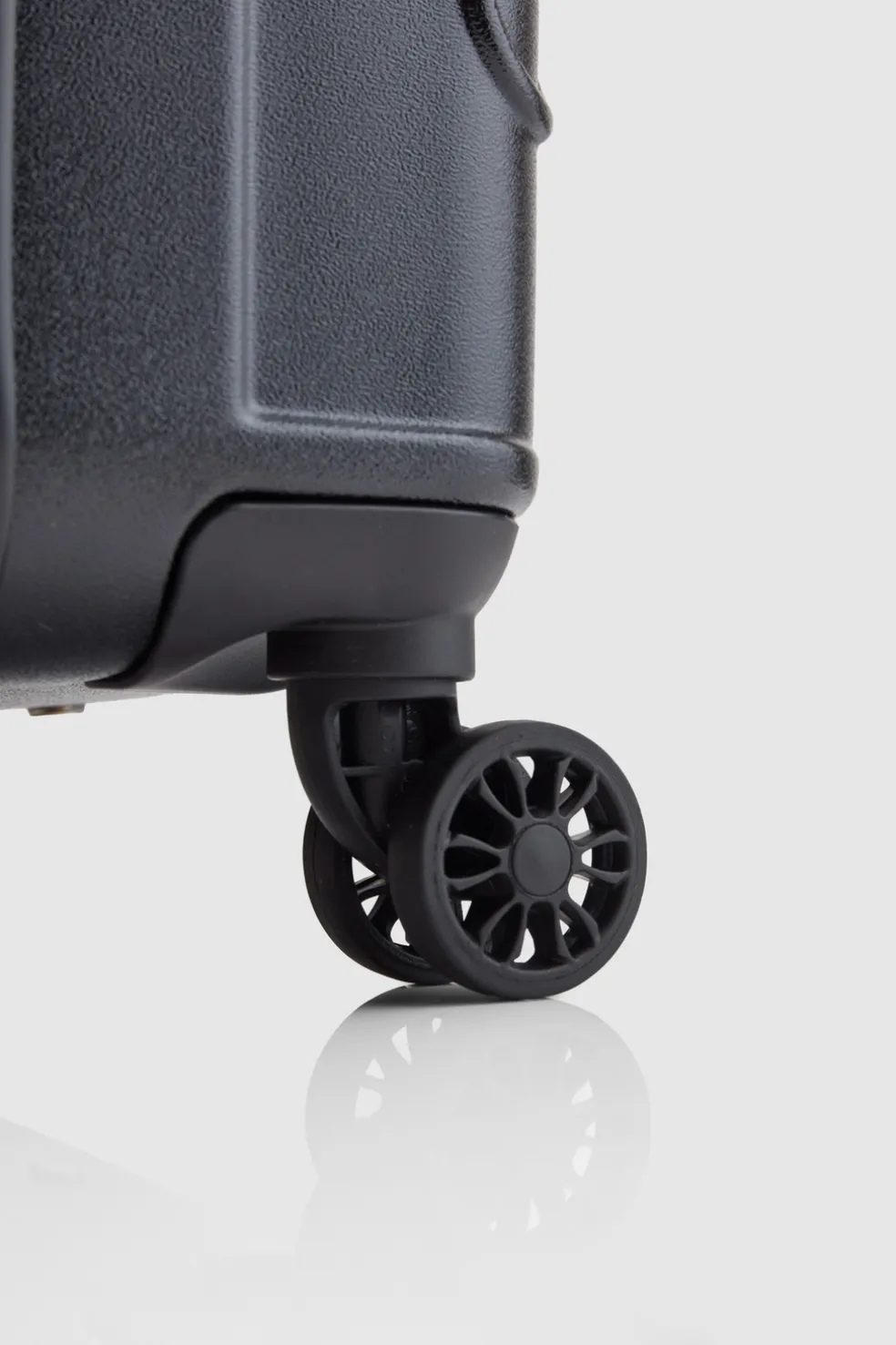 Insignia 2.0 78cm Suitcase