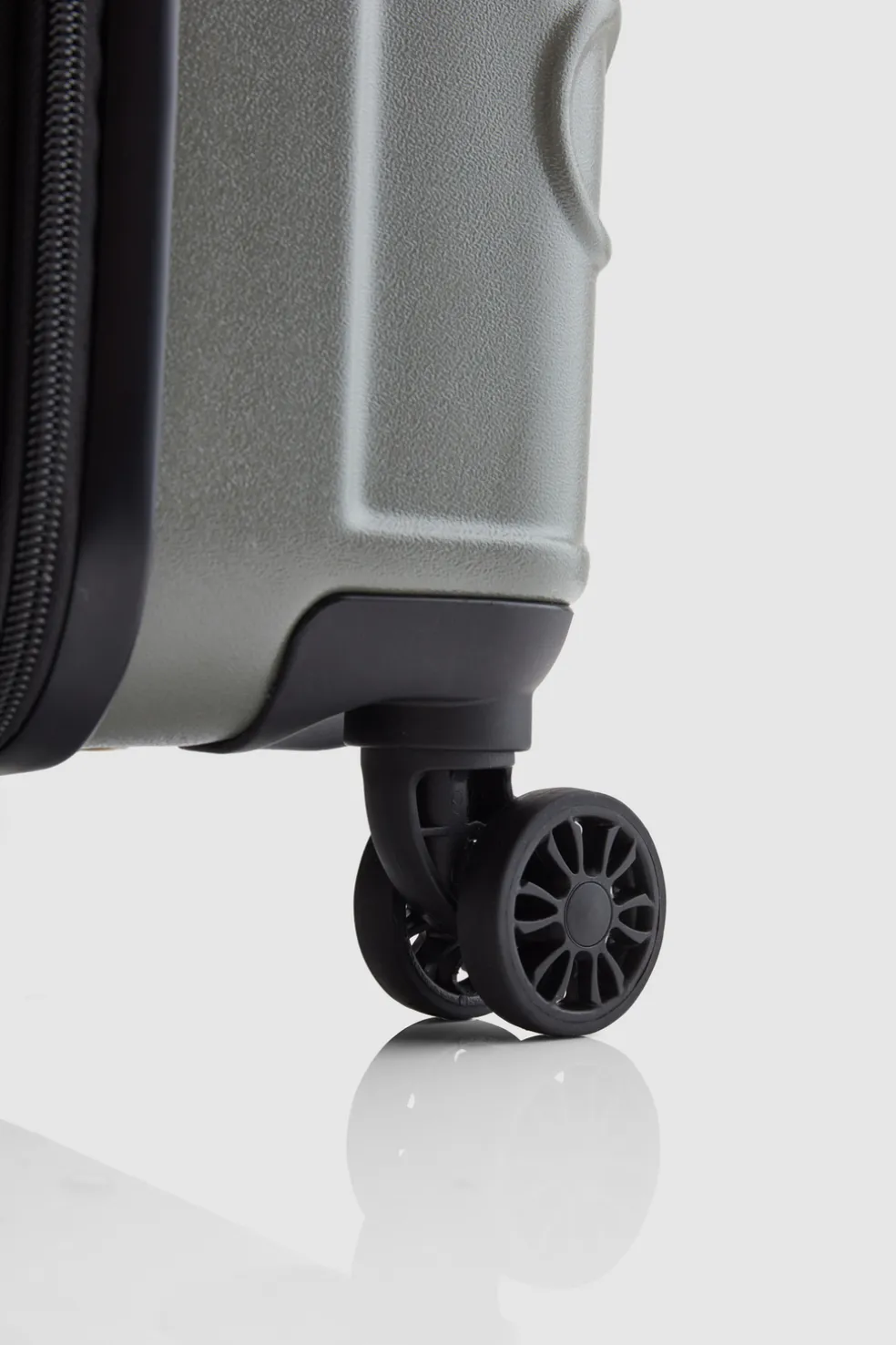 Insignia 2.0 67cm Suitcase
