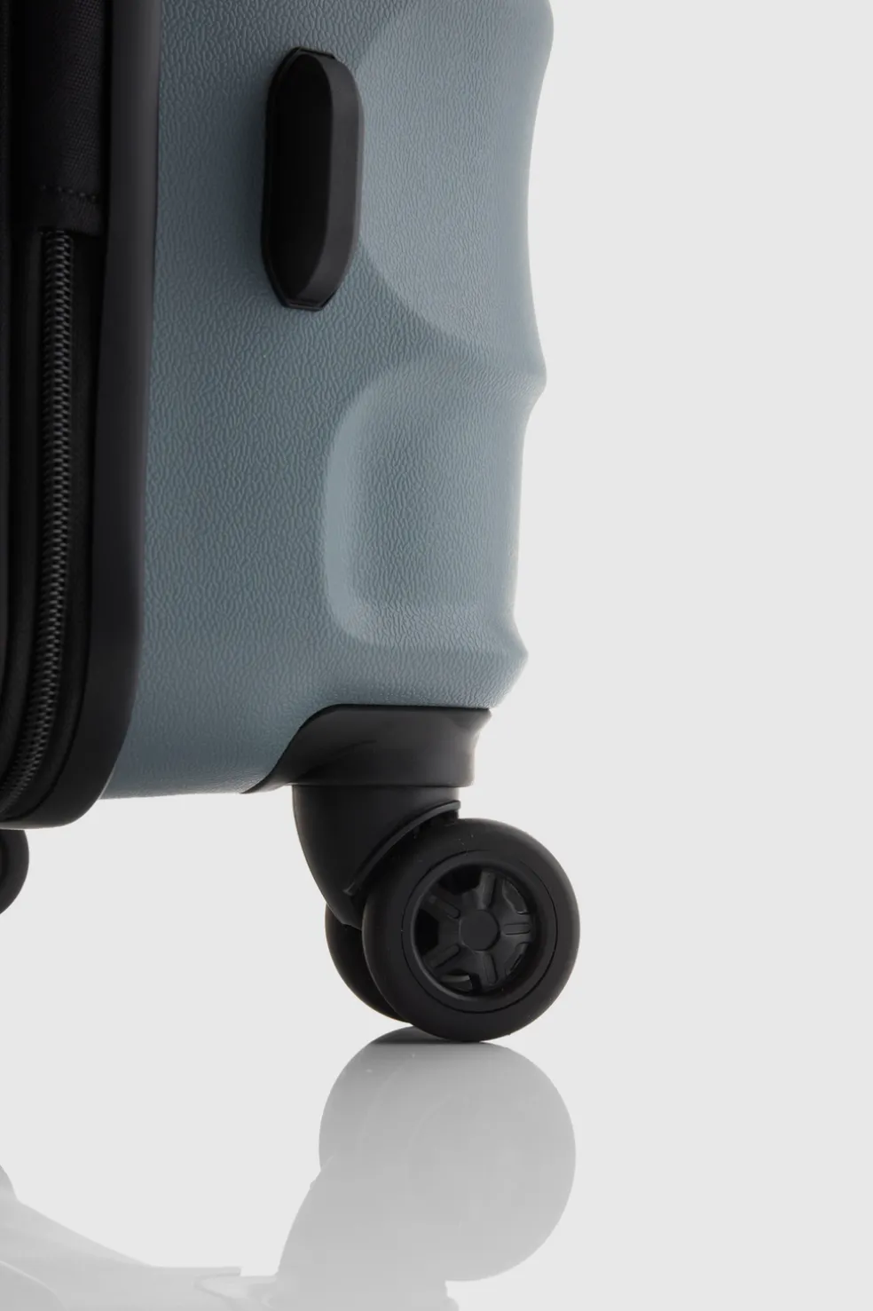 Juno Check-In 79cm Suitcase