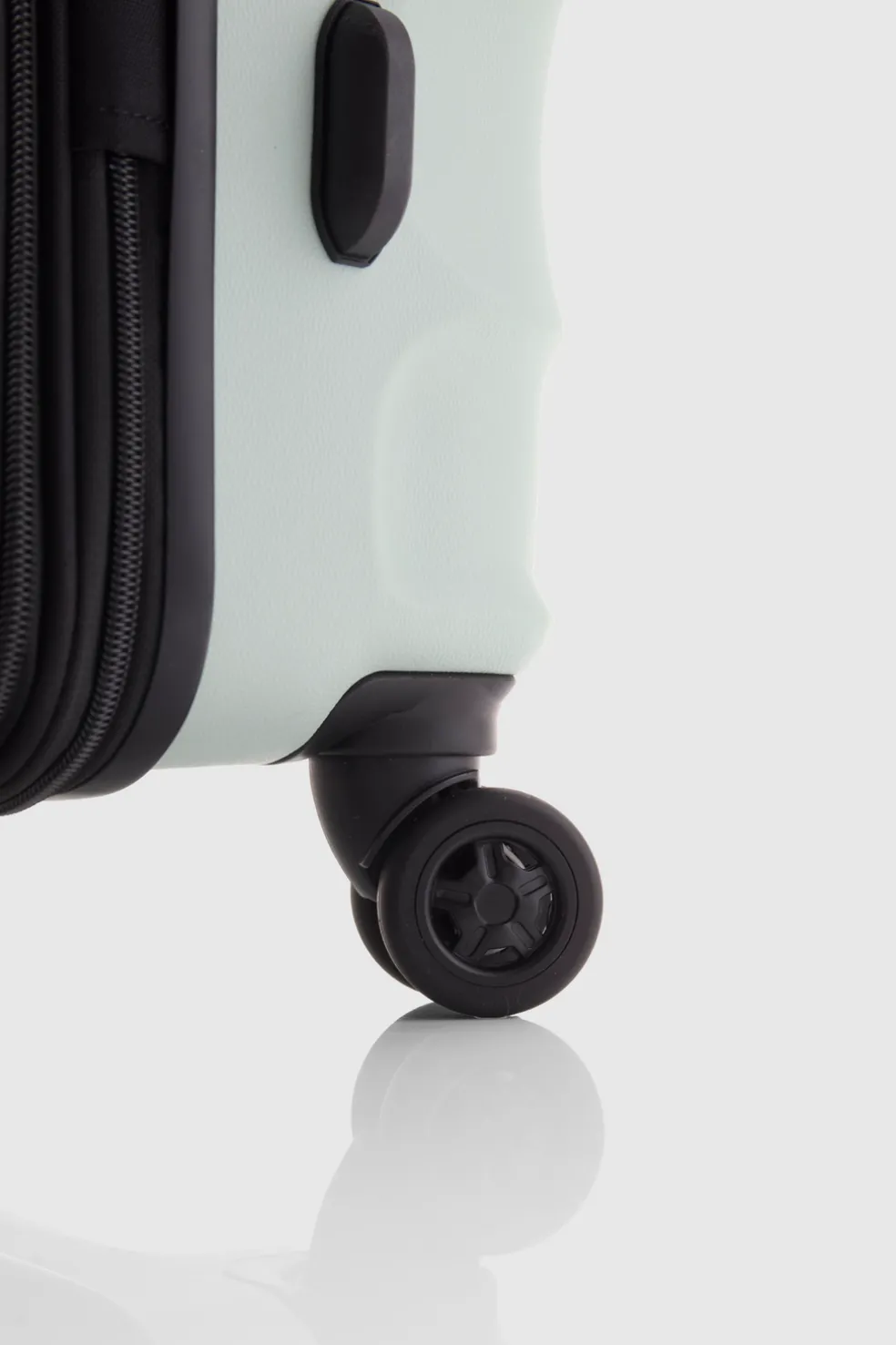 Juno Check-In 79cm Suitcase